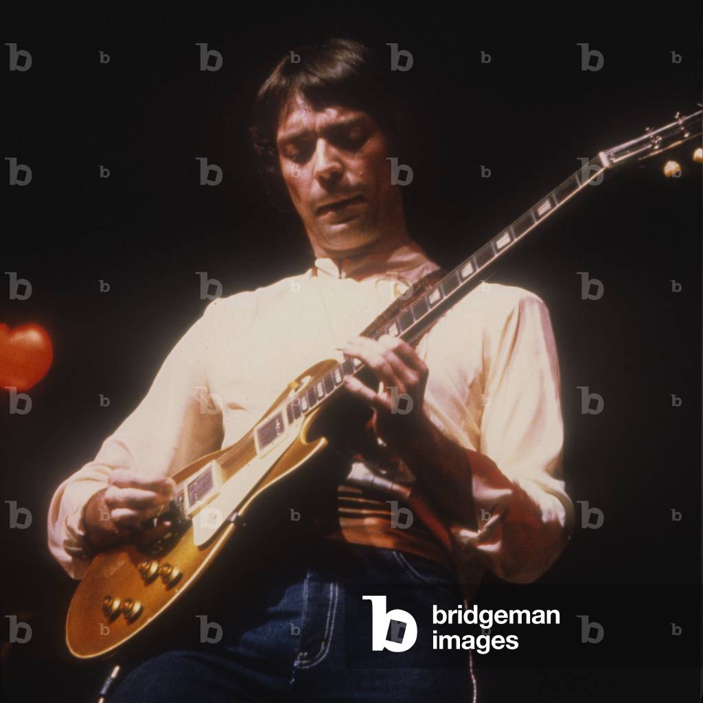 British rock guitarist Steve Hackett performing (about 1985)/Il chitarrista Steve Hackett in concerto (1985) -