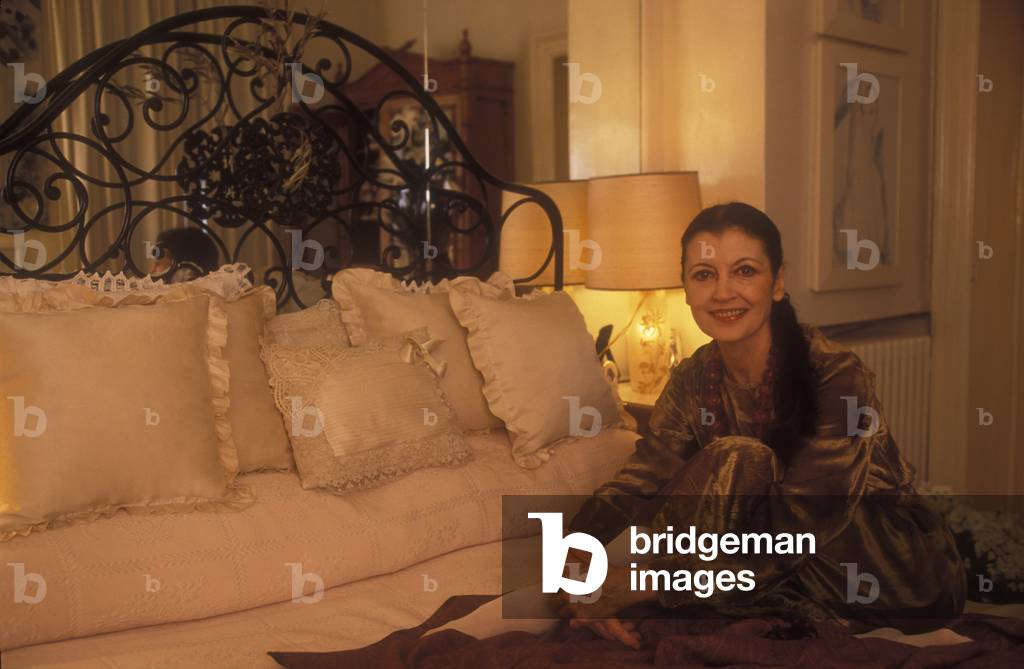 Milan, 1996. Italian Ballet Dancer Carla Fracci in her house/Milano, 1996. La ballerina classica Carla Fracci nella sua casa -