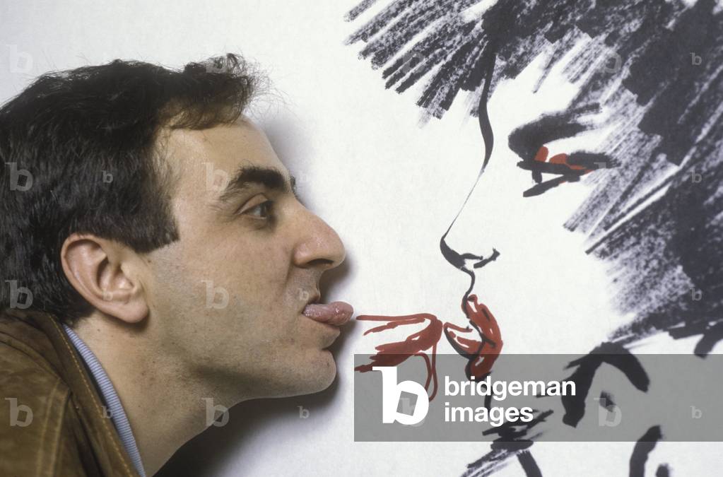 Lucca, 1986. Italian comics author and illustrator Tanino Liberatore posing next to one of his drawing/Lucca, 1986. Tanino Liberatore, disegnatore di fumetti posa accanto a un suo disegno -