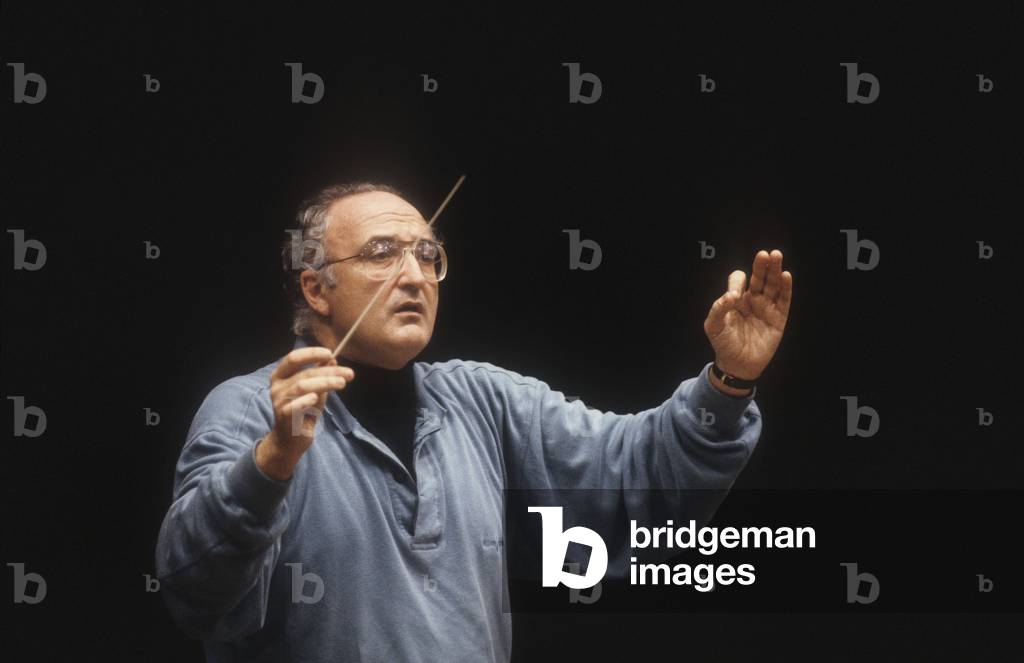 Rome, 1993. Italian violinist Salvatore Accardo conducting an orchestra rehearsal/Roma, 1993. Il violinista Salvatore Accardo conducts a prova d'orchestra -