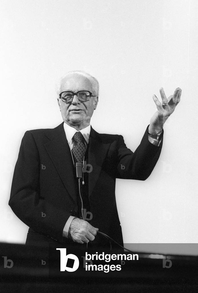 Physicist Edoardo Amaldi during a lesson. He was a member of the Via Panisperna boys, a group of young scientists led by Enrico Fermi in the 1930s/Il fisico Edoardo Amaldi durante una lezione. Fu membro dei ragazzi di via Panisperna, un gruppo di giovani scienziati diretti da Enrico Fermi negli anni 30 del 900 -