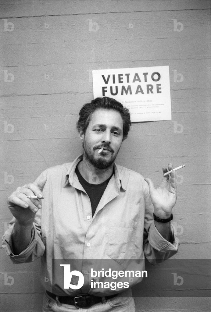 Lucca, 1985. Italian cortoonist Angese (pseudonym of Sergio Angeletti) posing next to one of his drawing/Lucca, 1985. il disegnatore di fumetti Angese (pseudonimo of Sergio Angeletti) posa accanto a un suo disegno -