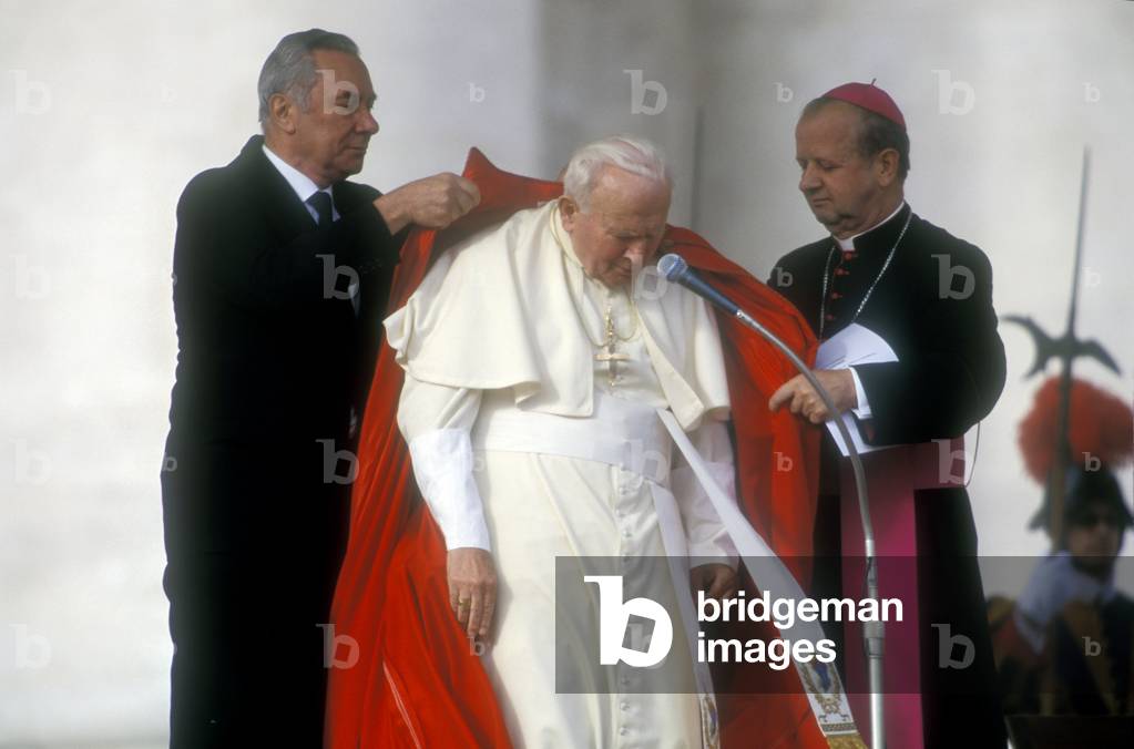 Vatican City, November 17, 2000. Pope John Paul II during an audience in St. Peter's Square (photo)