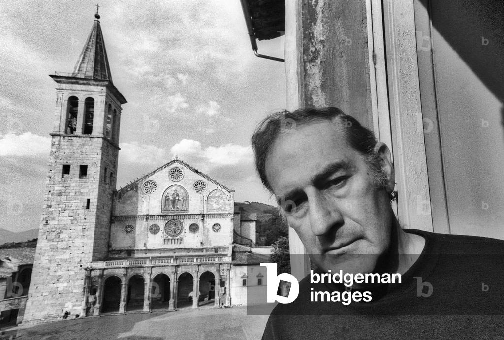 Spoleto (Perugia), Festival of Two Worlds 1980. Composer and founder of the Festival of Two Worlds Gian Carlo Menotti at a window of his home with a view on the Cathedral square/Spoleto (Perugia), Festival dei due mondi 1980. Il compositore Gian Carlo Menotti, fondatore del festival, a una finestra della sua casa con vista su piazza del Duomo -