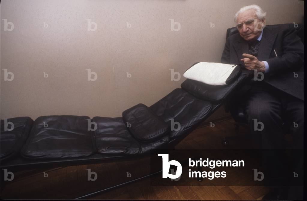 Cesare Musatti in his studio / Cesare Musatti nel suo studio (1980)