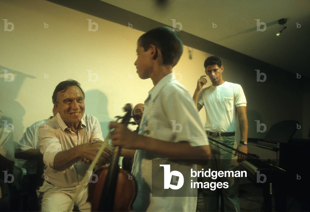 Havana, July 1999 Collection of musical instruments for Cuba promoted by Italian conductor Claudio Abbado Claudio Abbado during an audition of young Cuban musicians/L'Avana, luglio 1999 Raccolta di strumenti musicali per Cuba promossa dal direttore d'orchestra Claudio Abbado Claudio Abbado durante un'audizione di giovani musicisti cubani -