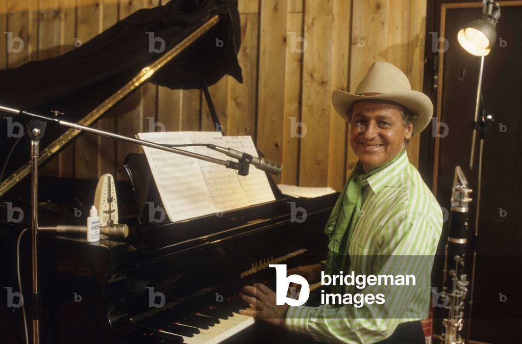 Rome, 1985. Italian TV presenter and showman Renzo Arbore in a recording studio (photo)