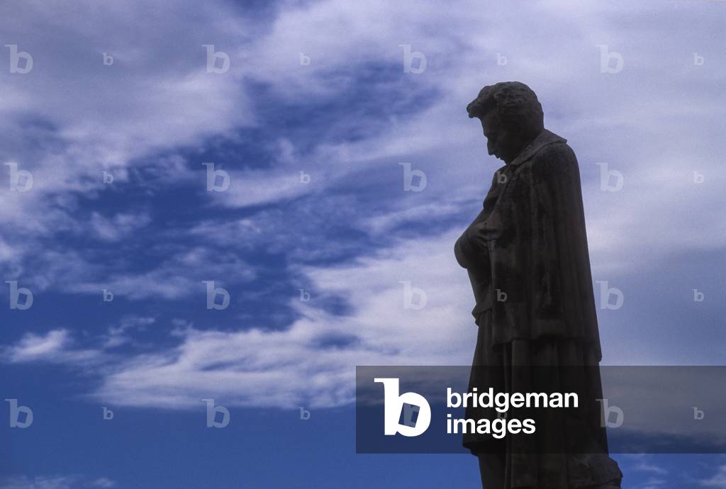 Recanati, Monument to Giacomo Leopardi by Giorgio Panichi in the central square (photo)