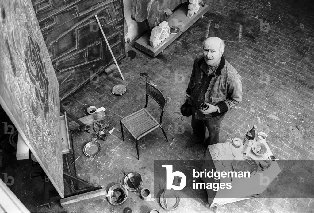 Rome, 1980. Italian artist Pietro Consagra in his studio/Roma, 1980. L'artista Pietro Contagra nel suo studio -