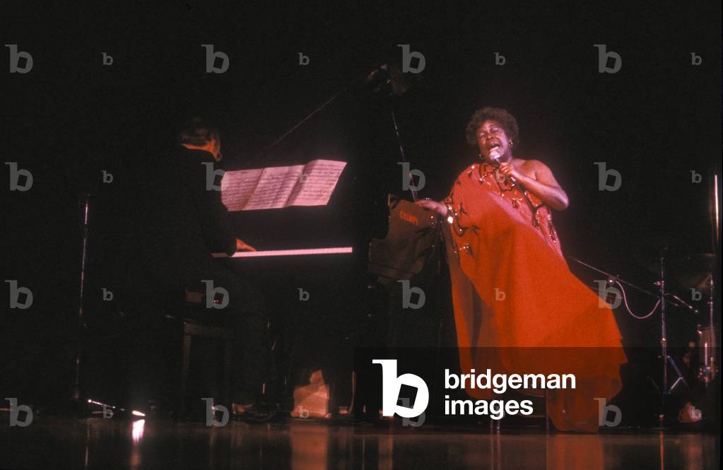 American jazz singer Sarah Vaughan performing (about 1985) (photo)