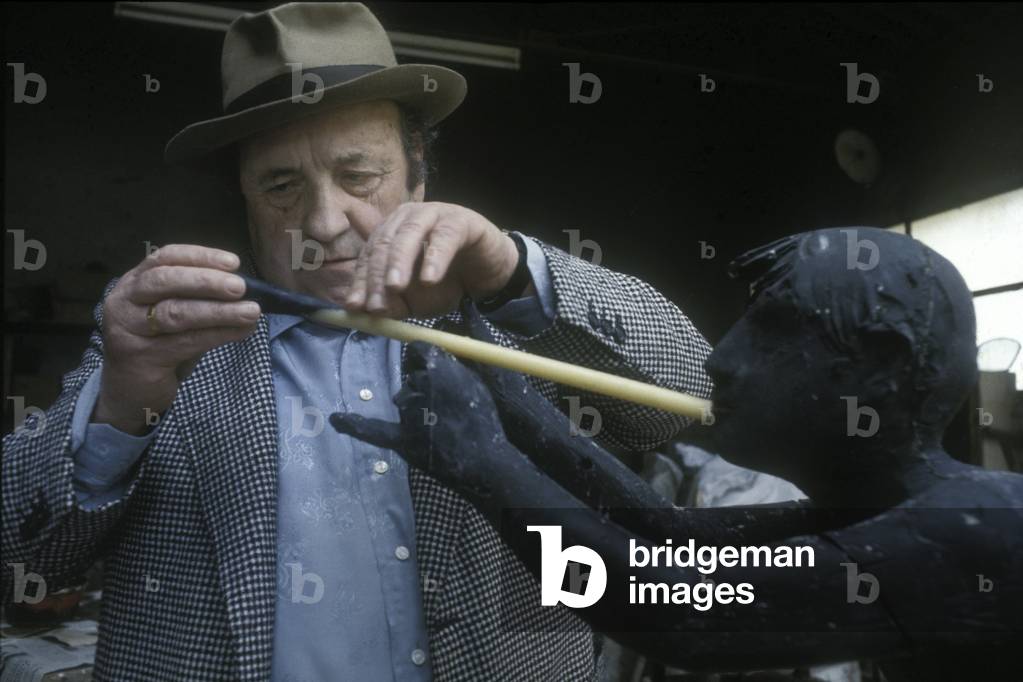 Italian artist Giacomo Manzu (about 1980)/L'artista Giacomo Manzu (1980 circa) -