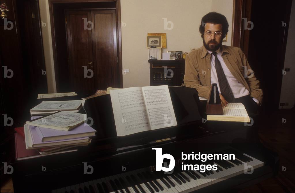 Rome, 1983. Italian conductor Giuseppe Sinopoli in his house/Roma, 1983. Il direttore d'orchestra Giuseppe Sinopoli nella sua casa -
