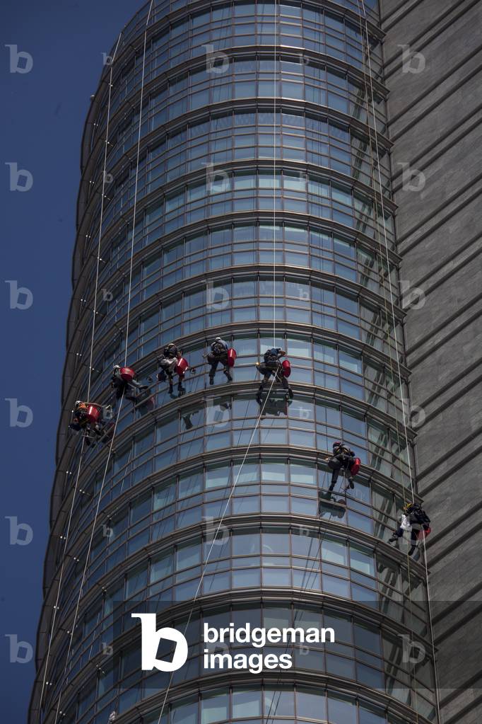 Milan, Piazza Gae Aulenti, Porta Nuova district. Window cleaners working on the A Tower (Unicredit Tower)