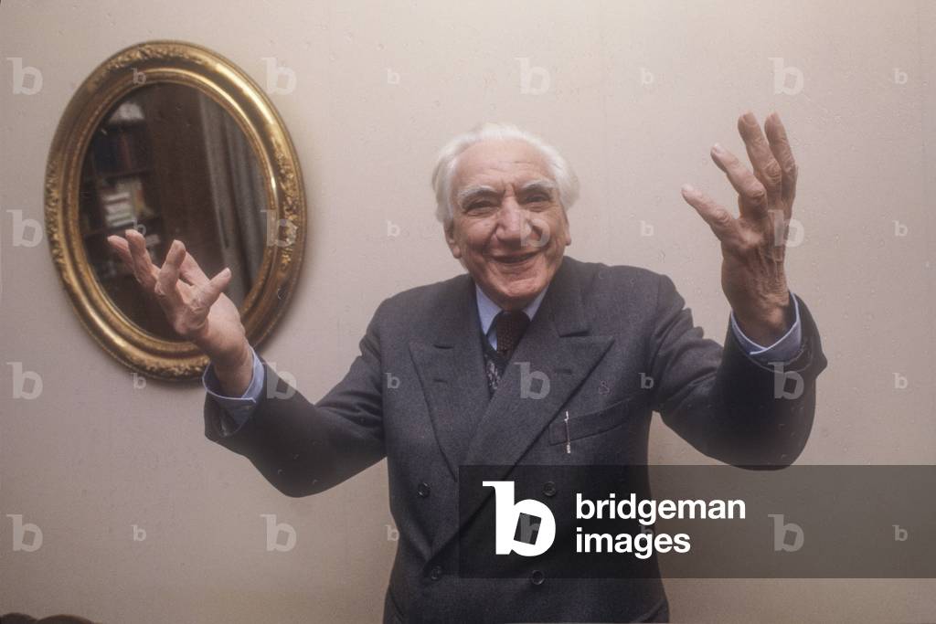 Milan, 1980. Italian psychologist Cesare Musatti in his studio/Milano, 1980. Lo psicologo Cesare Musatti nel suo studio -