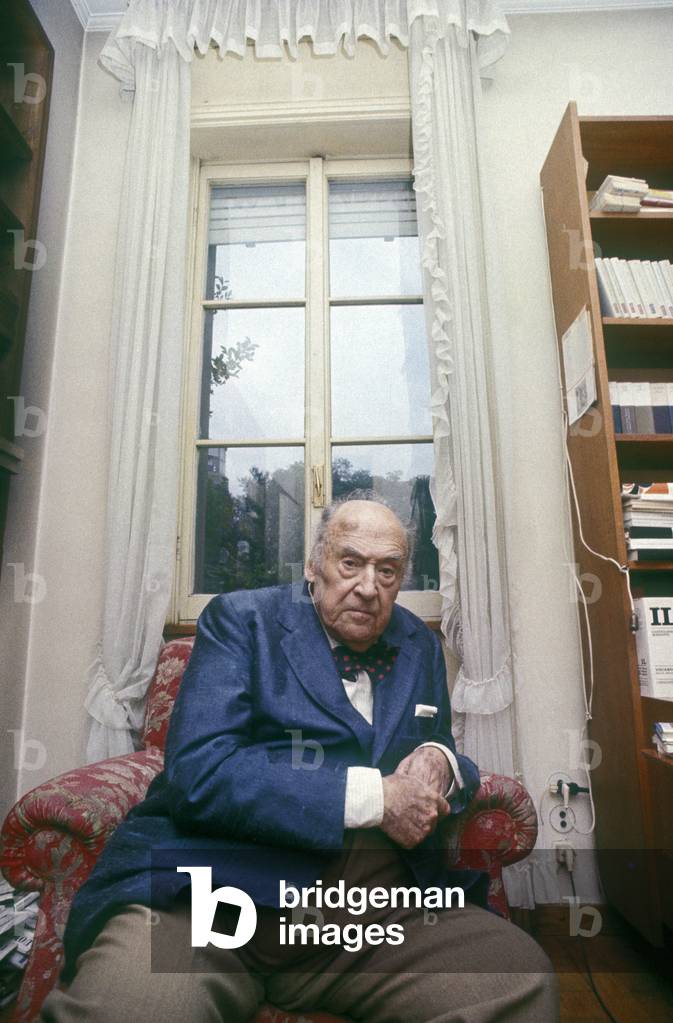 Milan, 1979. Italian writer Riccardo Bacchelli in his home/Milano, 1979. Lo scrittore Riccardo Bacchelli nella sua casa -