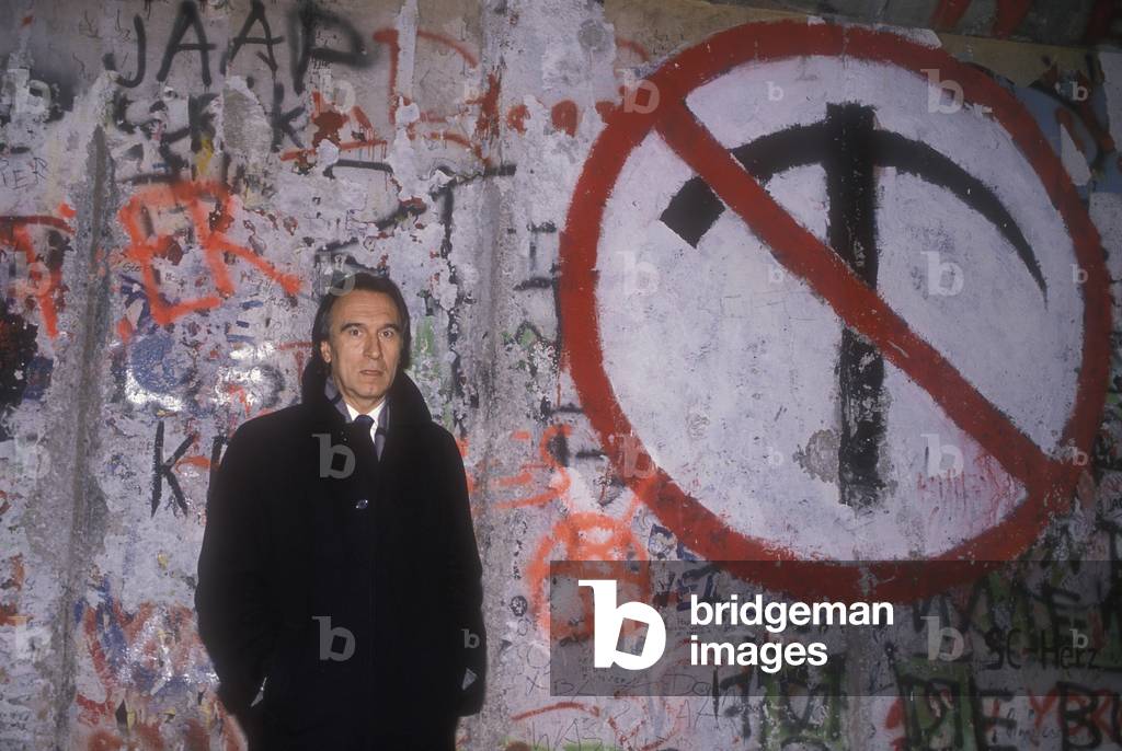 Music conductor Claudio Abbado in front of the Berlin Wall, 1989/Il direttore d'orchestra Claudio Abbado, davanti al muro di Berlino, 1989 -