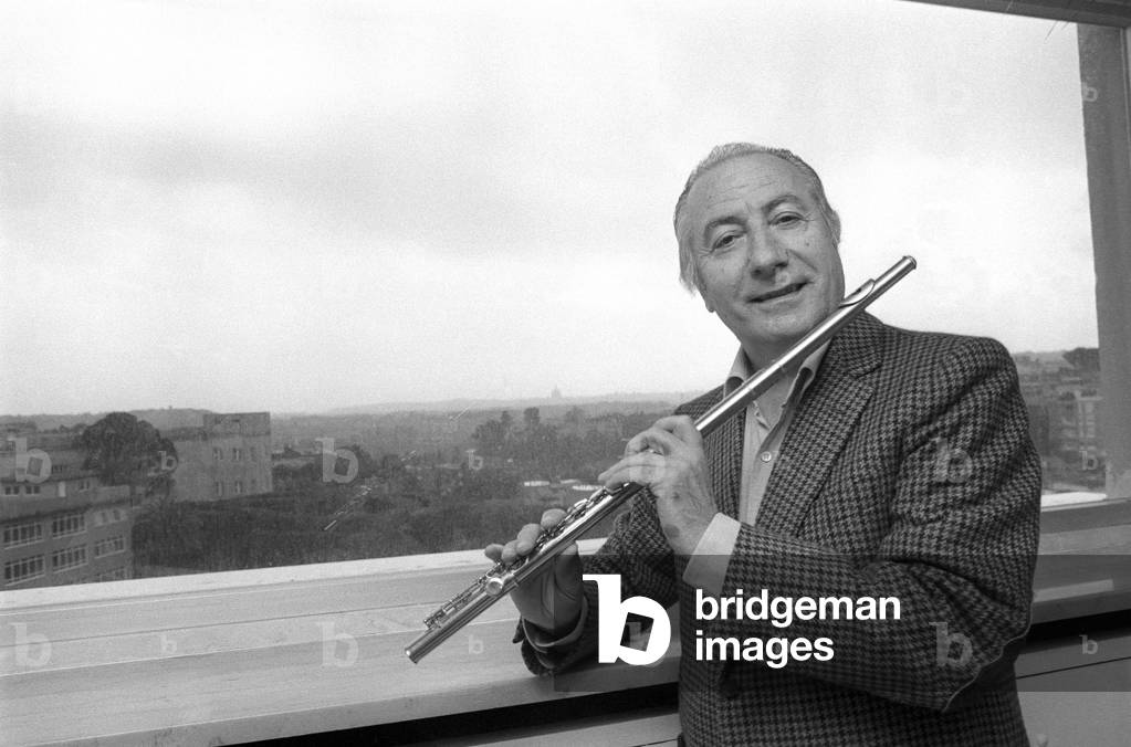 Colle San Magno (Frosinone), 1980. Italian flautist Severino Gazzelloni playing flute in his house/Colle San Magno (Frosinone), 1980. Il flautista Severino Gazzelloni mentre suona il flauto nella sua casa -