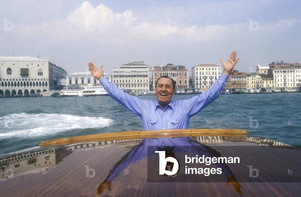 Venice Film Festival 1995. Italian actor Alberto Sordi arriving by speedboat. He will receive the Golden Lion for Lifetime Achievement (photo)