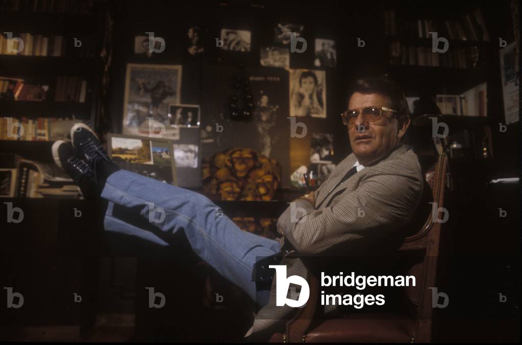 Rome, about 1985. Enrico Lucherini, the most important Italian press agent specializing in cinema, in his studio (photo)