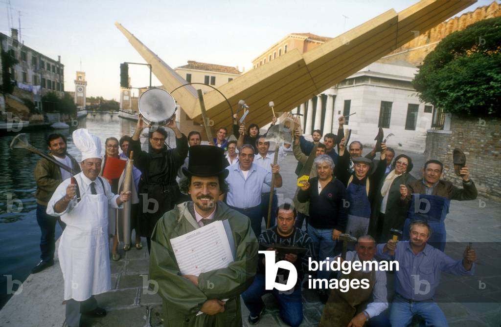 Venice Music Biennale 1991. Italian composer Giorgio Battistelli posing with the executors of his work “” Experimentum Mundi””/Biennale Musica di Venezia 1991. Il compositore Giorgio Battistelli posa con gli esecutori della sua opera “” Experimentum Mundi”” -