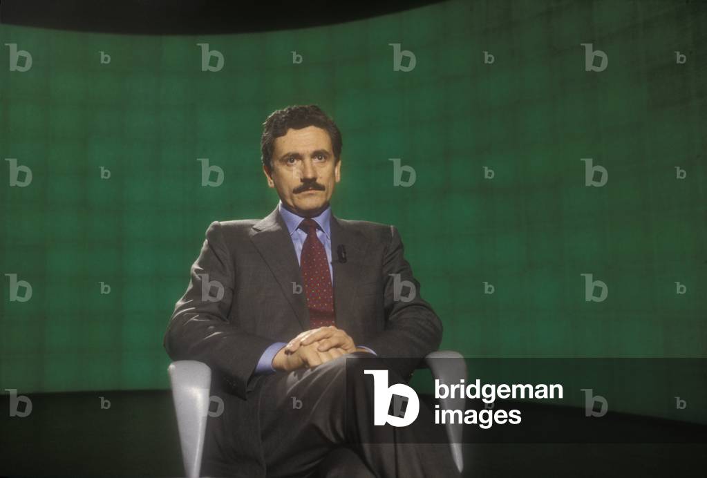 Rome, 1996. Italian politician Massimo D'Alema, secretary of the Democratic Party of the Left (in Italian: Partito Democratico della Sinistra, PDS), participating in a TV show/Roma, 1996. Il politico Massimo D'Alema, segretario del partito Democratico della Sinistra (PDS), mentre partecipa a un programma televisivo -
