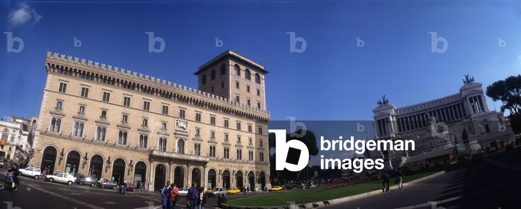 Panoramic view of Piazza Venezia with the monument to Victor Emmanuel II (Victor Emmanuel) (Vittorio Emanuele) (right) (writing machine) (Vittoriano) and the Palace of Venice (Palazzo Venezia) (left) with the altar of the Fatherland (Altare della Patria). Rome Italy