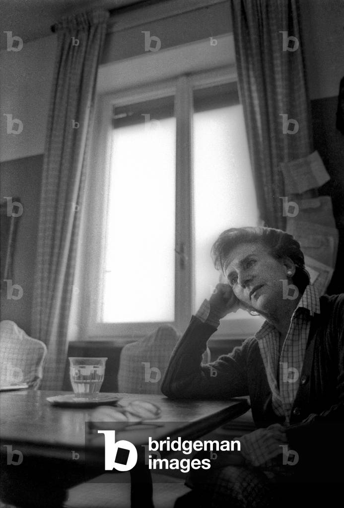 Rome, 1979. Italian journalist and writer Camilla Cederna in her home/Roma, 1979. La giornalista Camilla Cederna nella sua casa -