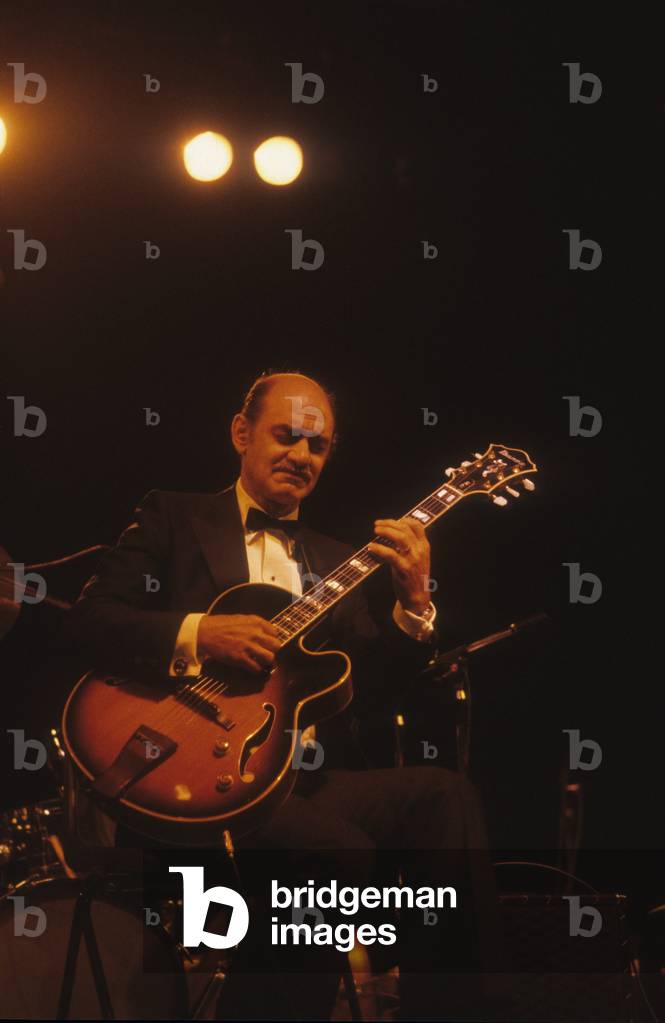 Le Focette (Tuscany), August 1980. Jazz guitarist Joe Pass performing at Bussoladomani (photo)