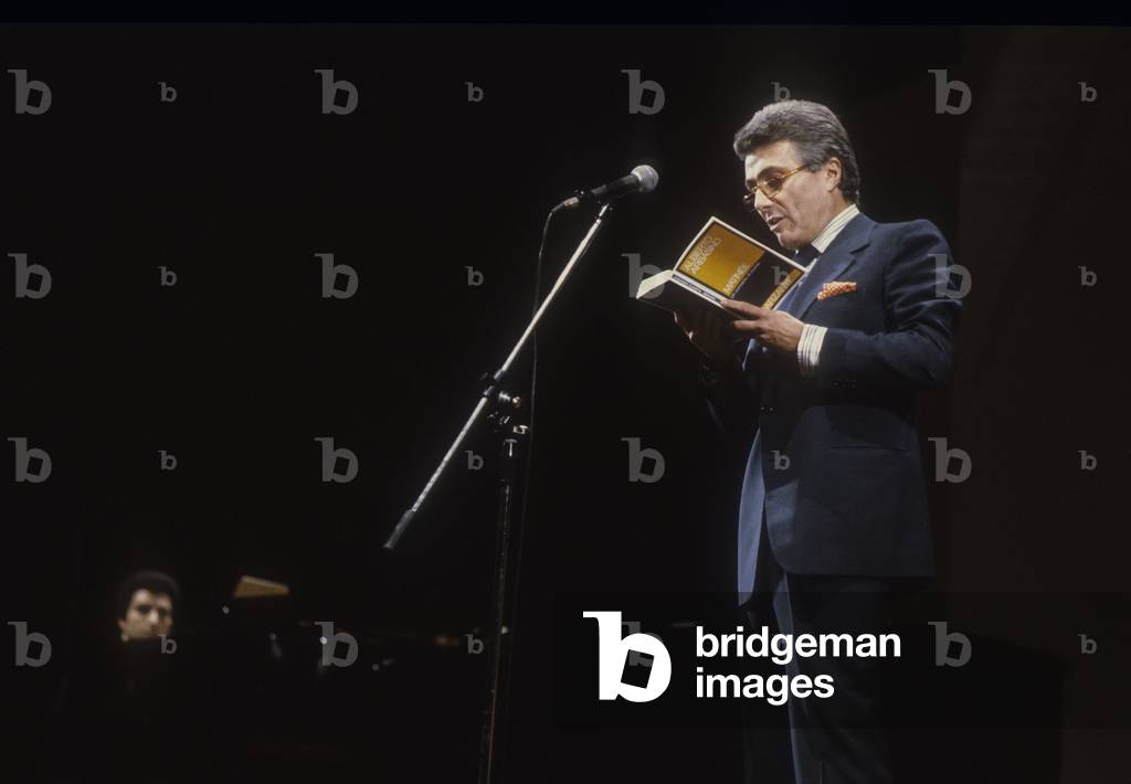 Italian writer Alberto Arbasino during a reading (1981)/Lo scrittore Alberto Arbasino (durante un reading (1981) -