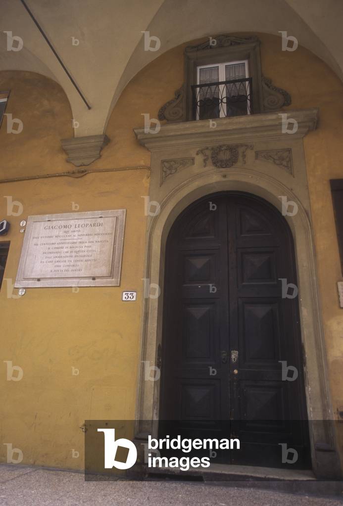 Bologna: Via Santo Stefano 33, where Giacomo Leopardi lived fullboard from September 29, 1825 to November 3, 1826, with the family of tenor Vincenzo Aliprandi in Baldini home, near the Teatro del Corso, and where there was also the Caffe del Corso, meeting point of the intelligentsia of that time in Bologna/Bologna, Via Sangna To Stefano 33, dove dal 29 September 1825 al 3 November 1826 alloggia il poeta Gioacomo Leopardi, a pensione completa, presso la famiglia del tenore Vincenzo Aliprandi in casa Badini, vicino al Teatro del Corso, dove si trovava anche lõomonimo Caffe, ritrovo deGlõintellettuali bolognesi dellõepoca -