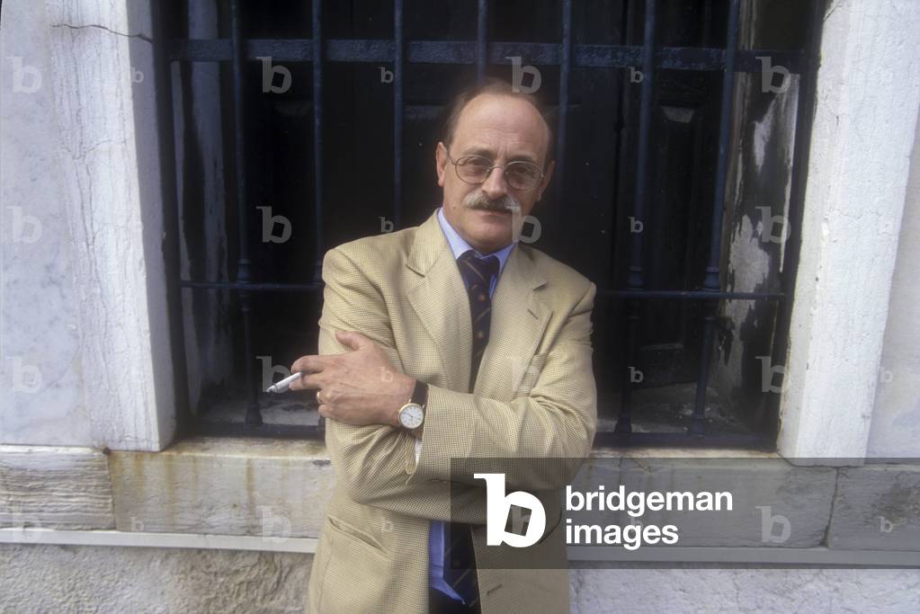 Venice, 1994. Italian writer Antonio Tabucchi, winner of Campiello literary Prize for the book “” Sostiene Pereira””/Venezia, 1994. Lo scrittore Antonio Tabucchi vincitore del premio letterario Campiello con il libro “” Sostiene Pereira”” -