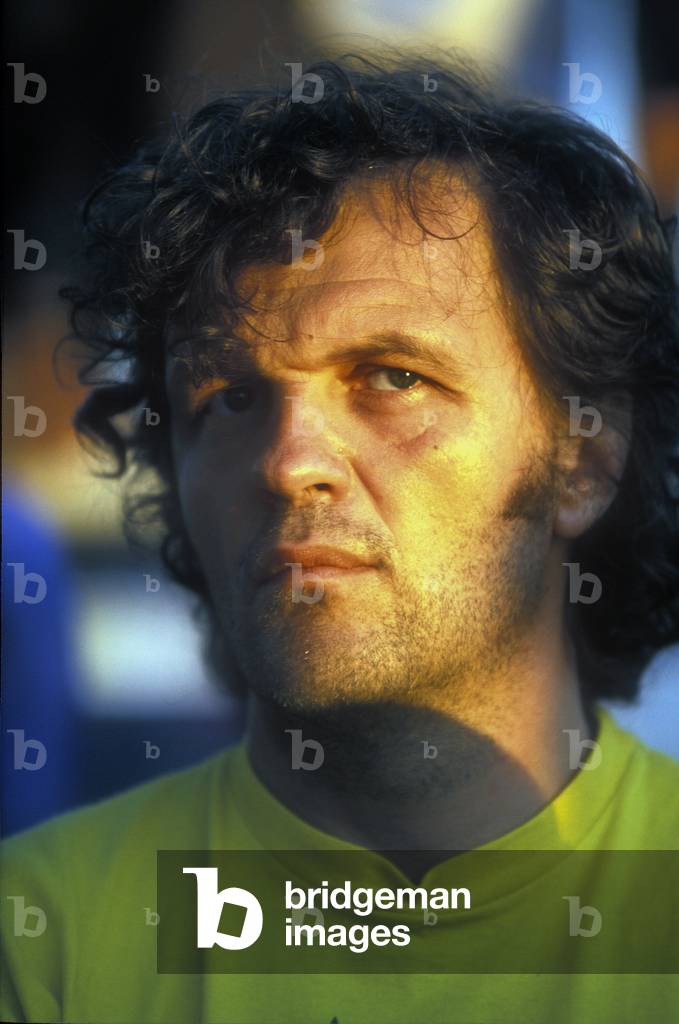 Rome, 1999. Serbian director Emir Kusturica visits the Casilino 700 gipsy camp/Roma, 1999. He registered Emir Kusturica in visita al campo nomadi Casilino 700 -