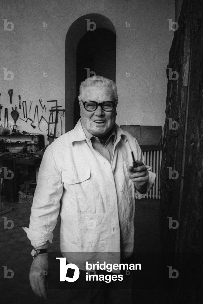 Milan, 1980. Italian sculptor Luciano Minguzzi in his Studio/Milano, 1981.