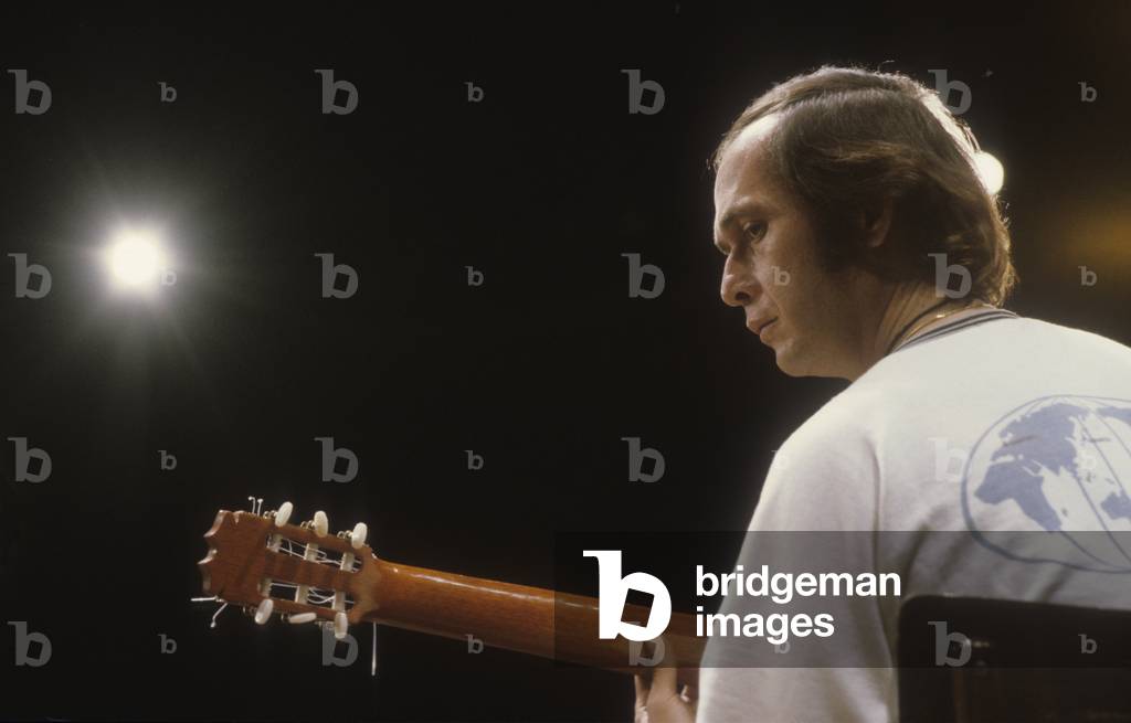 Spanish flamenco guirtarist Paco de Lucia performing (about 1985) (photo)