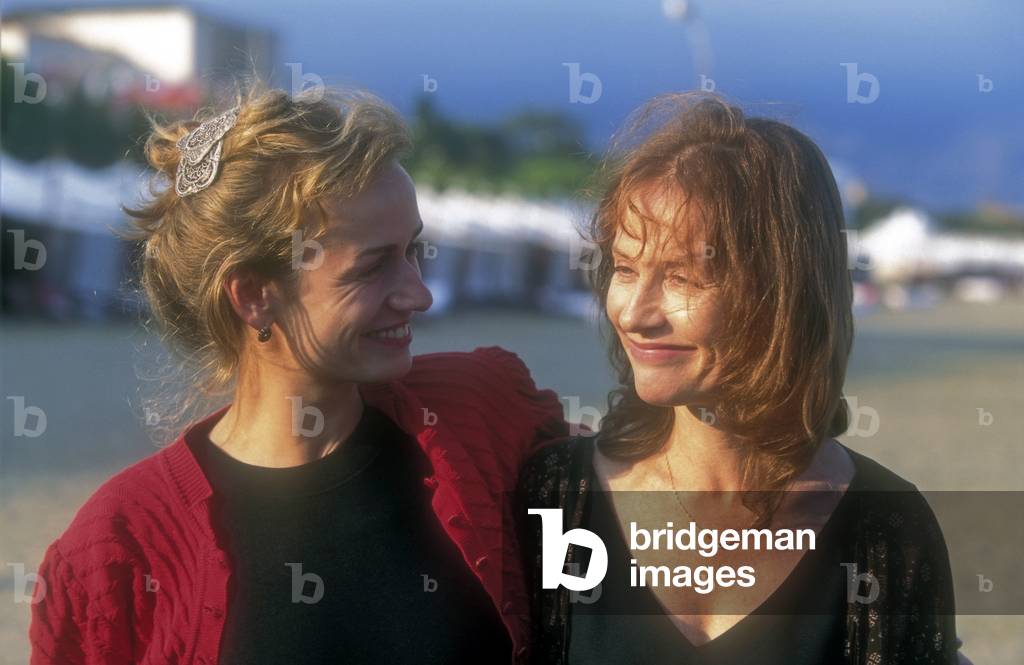 Venice Lido, Venice Film Festival 1995. English actresses Sandrine Bonnaire and Isabelle Huppert, winners of Coppa Volpi for best actress for their roles in the movie “” La Ceremonie”” directed by Claude Chabrol/Lido di Venezia, Mostra del Cinema di Venezia 1995. Le attrici Sandrine Bonnaire e Isabelle Huppert, vincitrici della Coppa Volpi per la migliore attrice per la loro interpretazione in the film “” La Ceremonie””” (The buio nella mente) diretto by Claude Chabrol -