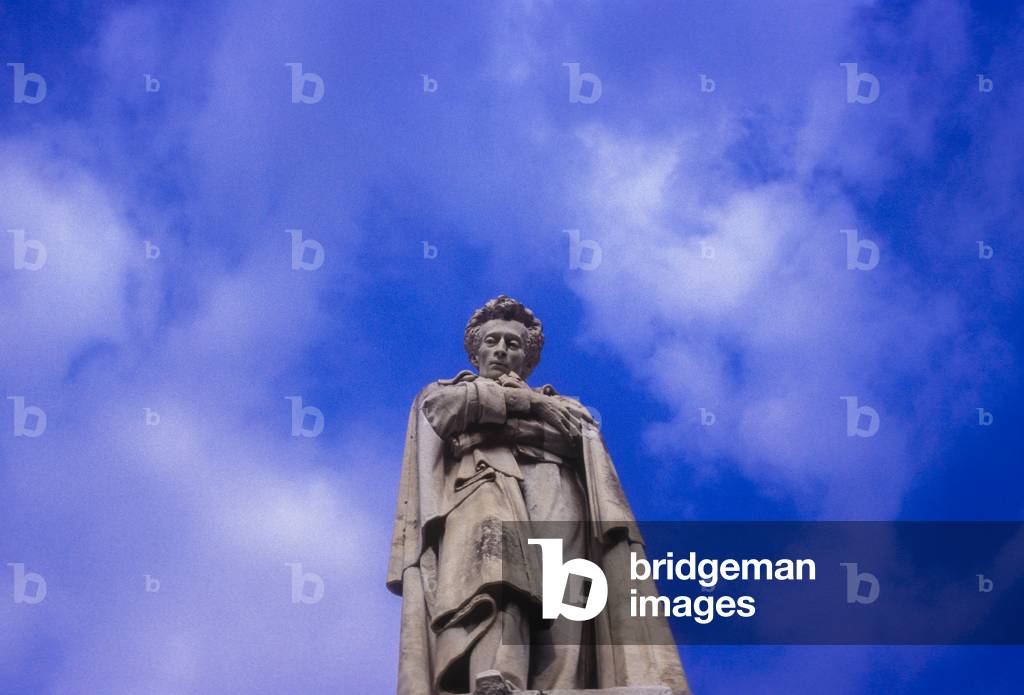 Recanati, Monument to Giacomo Leopardi by Giorgio Panichi in the central square (photo)