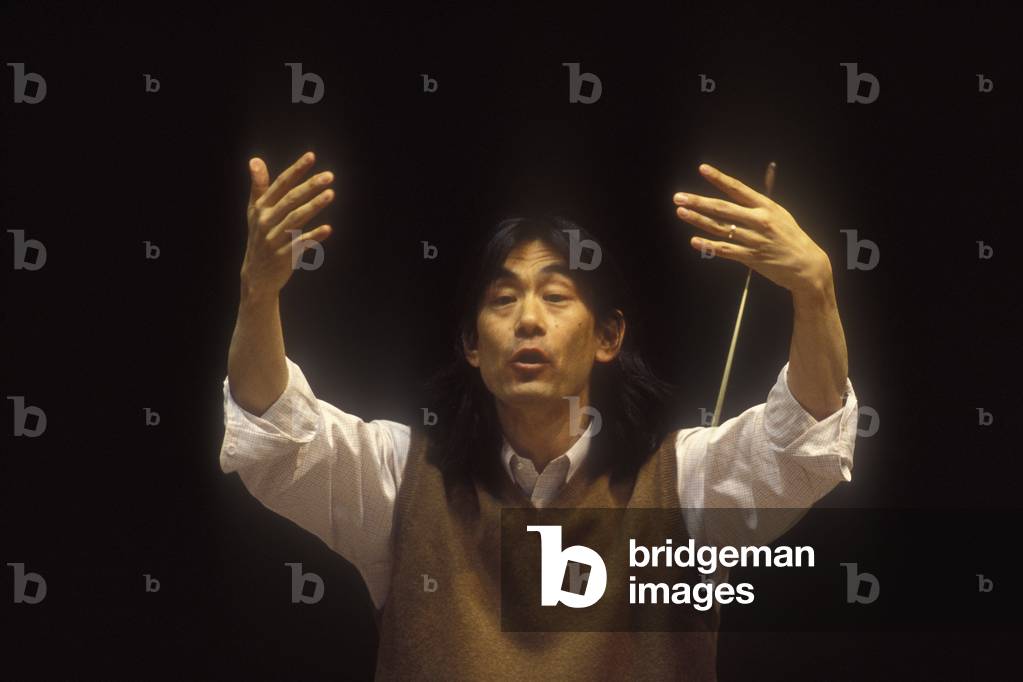 Rome, 1999. American conductor Kent Nagano performing a rehearsal/Roma, 1999. Il direttore d'orchestra Kent Nagano mentre conducts a prova-