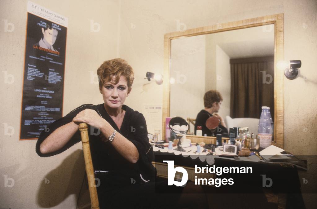 Rome, Quirino Theater, 1984. Italian actress Carla Gravina in her dressing room/Roma, Teatro Quirino, 1984. L'attrice Carla Gravina nel suo camerino -