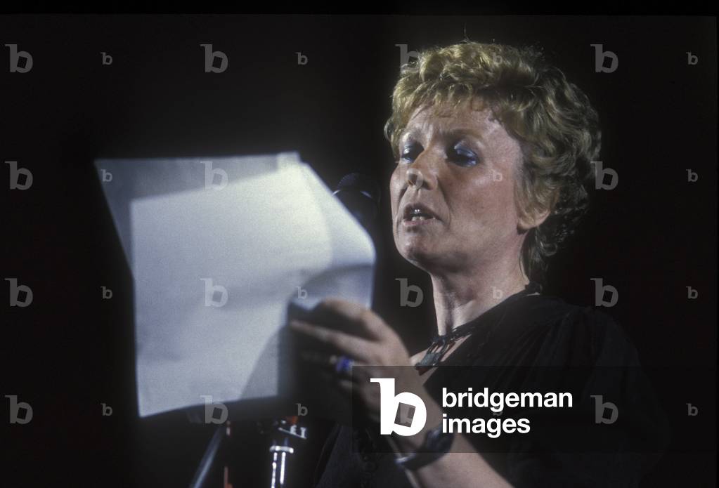 Rome, Villa Borghese, 1985. Italian writer Dacia Maraini at the International Festival of the Poets reading on stage/Roma, Villa Borghese, 1985. The scrittrice Dacia Maraini al Festival internazionale dei poeti mentre legge sul palco -