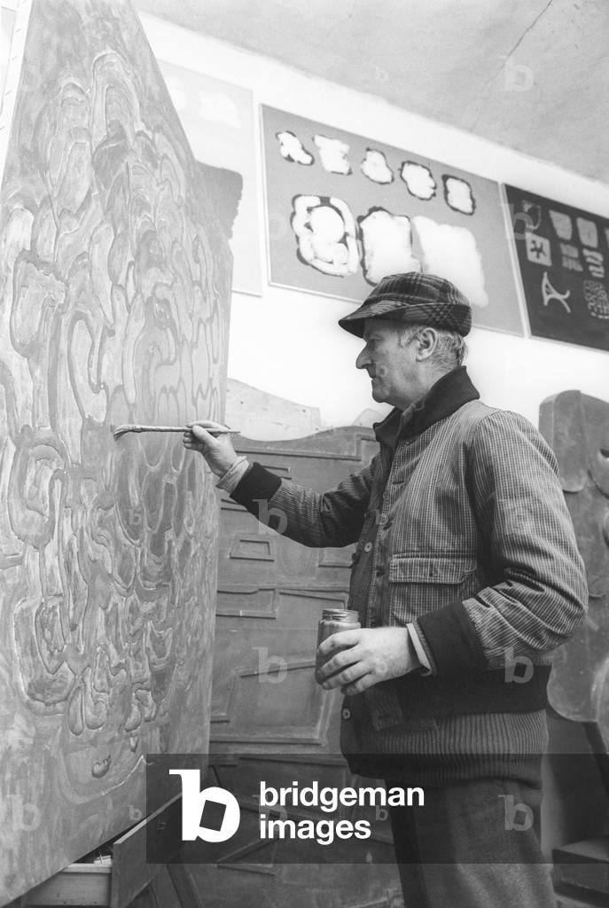 Rome, 1980. Italian artist Pietro Consagra in his studio/Roma, 1980. L'artista Pietro Contagra nel suo studio -