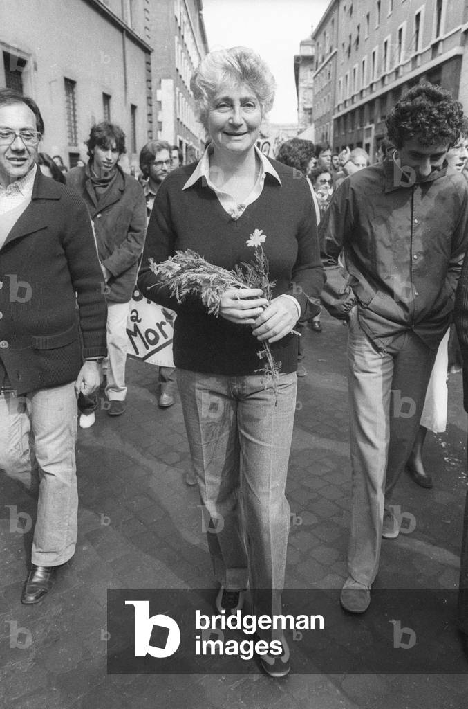 Italian politician Susanna Agnelli attending a march for peace in Rome, 1980 (photo)