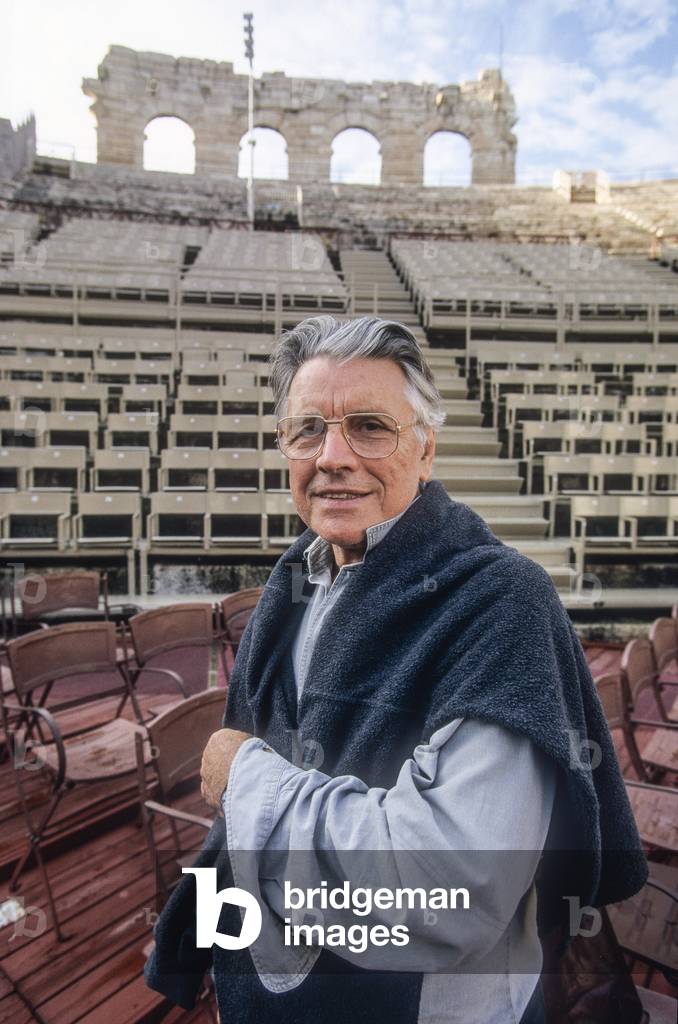 Verona Arena, summer 1999. Stage director Beni Montresor poses before a rehearsal of “” The Merry Widow”” by Franz Lehar/Arena di Verona, estate 1999. Il regista teatrale Beni Montresor posa primma i una prova de “La vedova allegra”” di Franz Lehar -