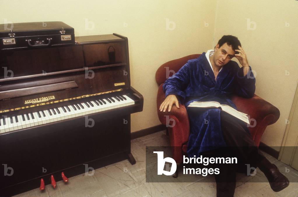 Israeli conductor Dalniel Oren in his dressing room (1981)/Il direttore d'orchestra Daniel Oren in camerino (1981) -
