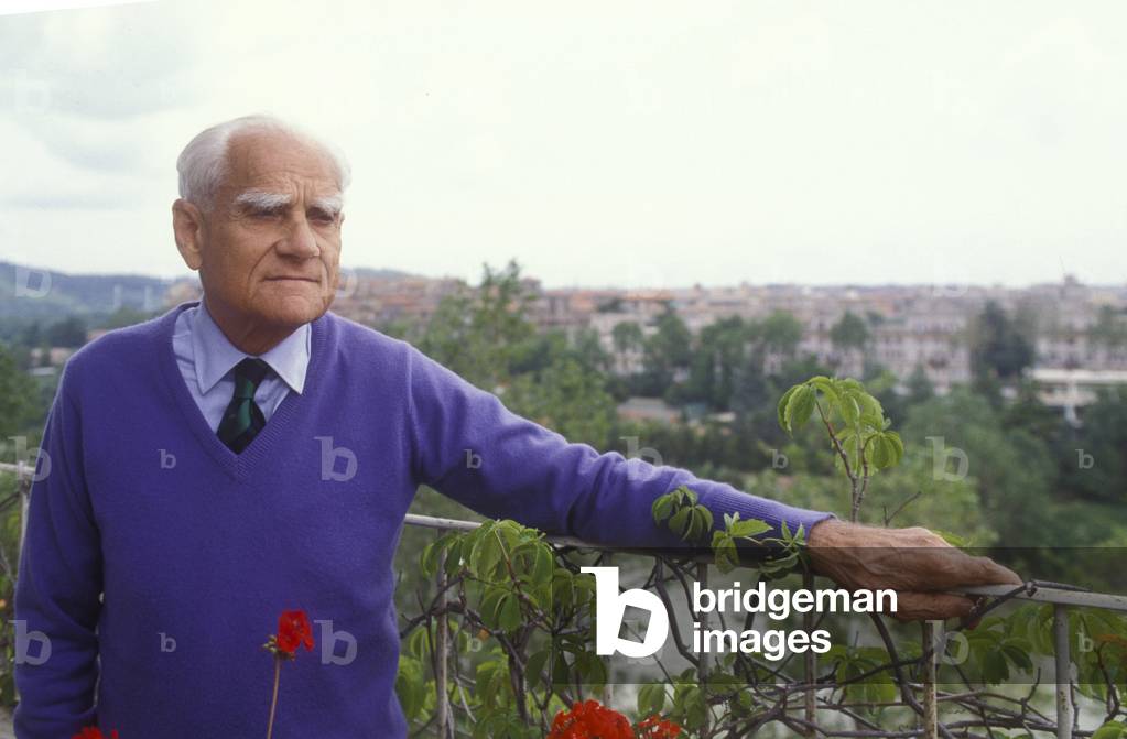 Rome, 1984. Italian writer Alberto Moravia on the terrace of his house/Roma, 1984. Lo scrittore Alberto Moravia sulla terrazza della sua casa -