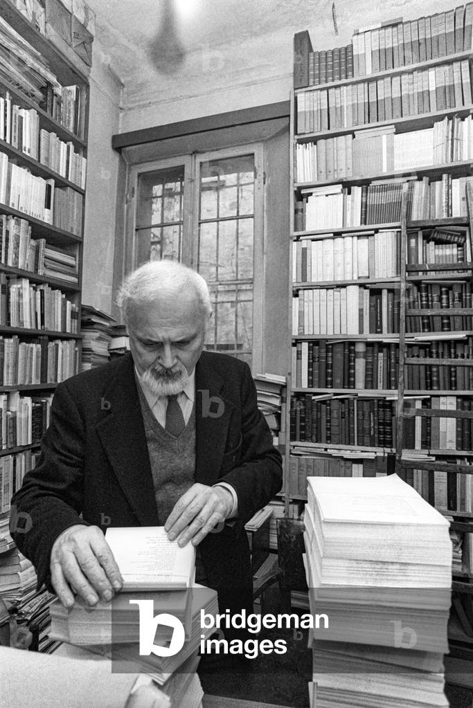 Bologna, 1981. Italian poet Roberto Roversi in his house/Bologna, 1981. Il poeta Roberto Roversi nella sua casa -