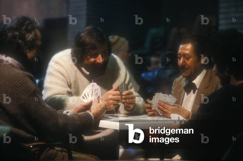 Bologna, about 1985. Italian singer-songwriter Francesco Guccini playin cards at Osteria delle dame/Bologna, 1985 circa. Il cantautore Francesco Guccini mentre gioca a carte all'Osteria delle dame -