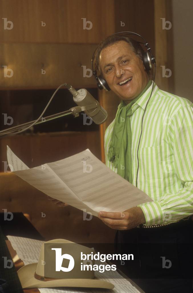 Rome, 1985. Italian TV presenter and showman Renzo Arbore in a recording studio (photo)