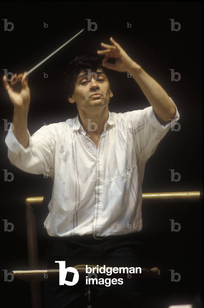 Romanian conductor Christian Badea during a rehearsal (1995)/Il direttore d'orchestra Christian Badea durante una prova (1995) -
