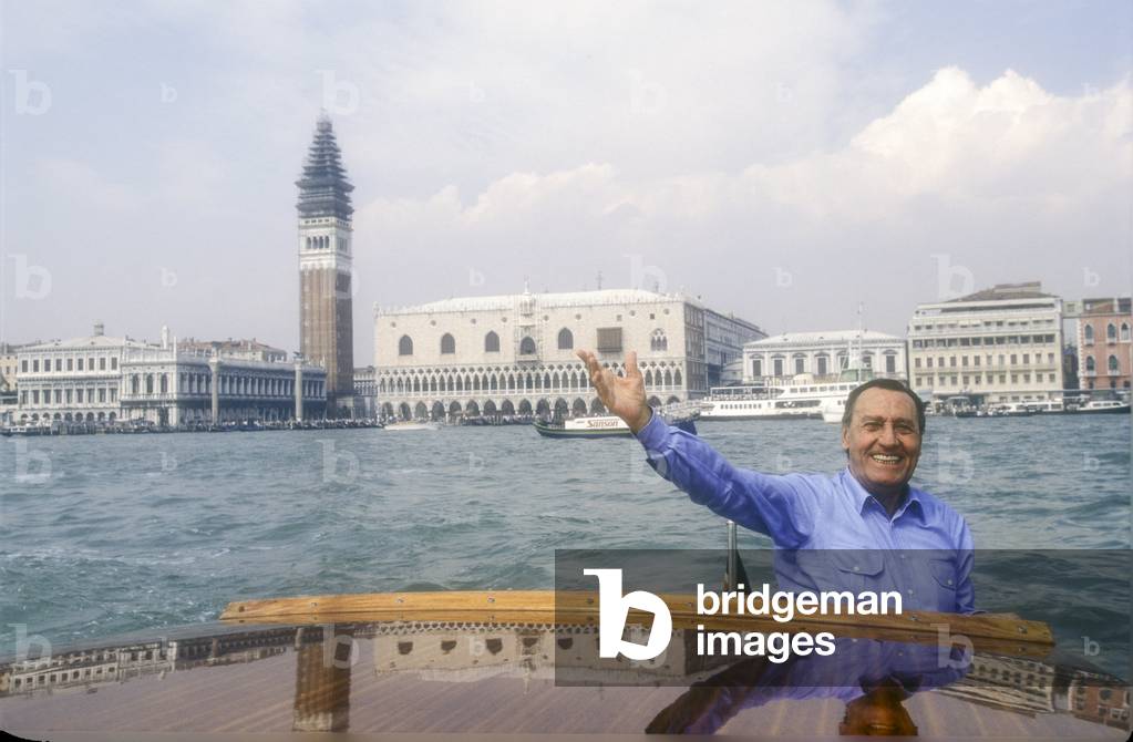 Venice Film Festival 1995. Italian actor Alberto Sordi arriving by speedboat. He will receive the Golden Lion for Lifetime Achievement/Mostra del Cinema di Venezia 1995. Arrival dell'attore Alberto Sordi in motoscafo. Ricever il Leone d'oro alla carriera -