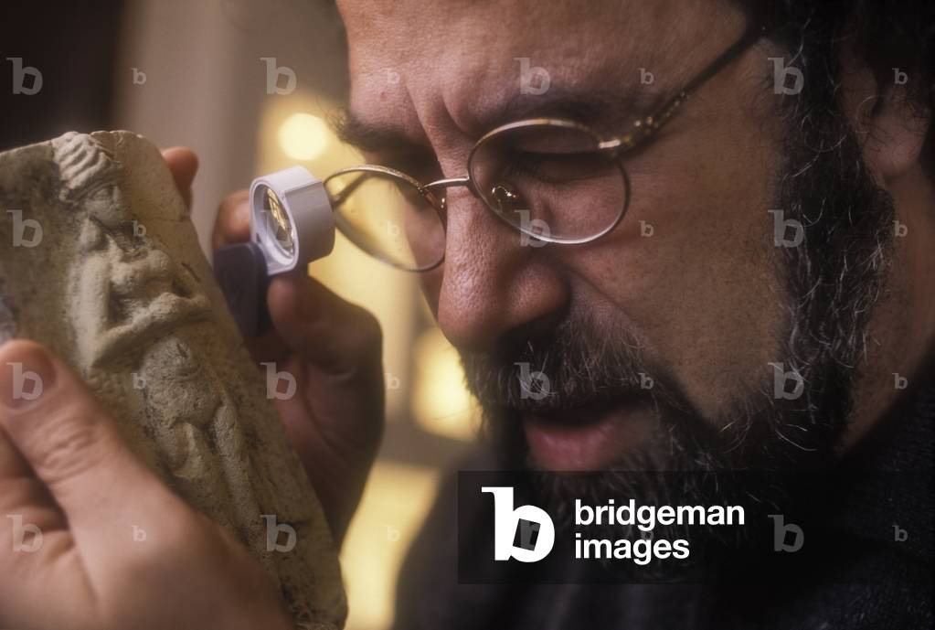 Rome, 1996. Italian conductor Giuseppe Sinopoli observing a piece of his collection of ancient Egyptian art/Roma, 1996. Il direttore d'orchestra Giuseppe Sinopoli mentre osserva un pezzo della sua collezione di arte egizia -